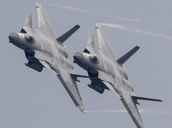 軍事震撼，20架轟炸機(jī)傾瀉240枚導(dǎo)彈的力量展示，軍事震撼，20架轟炸機(jī)傾瀉導(dǎo)彈力量展示日