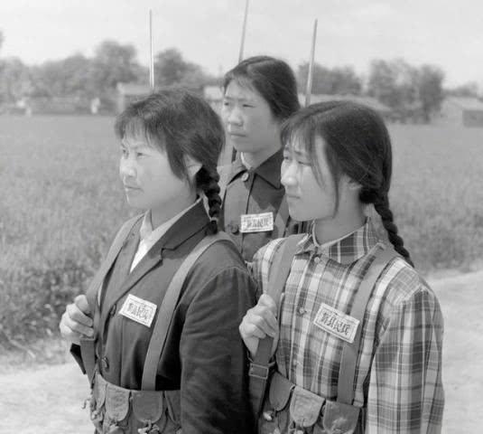 中國(guó)女兵老照片，歷史中的巾幗英雄形象展現(xiàn)，中國(guó)女兵老照片，歷史巾幗英雄形象展