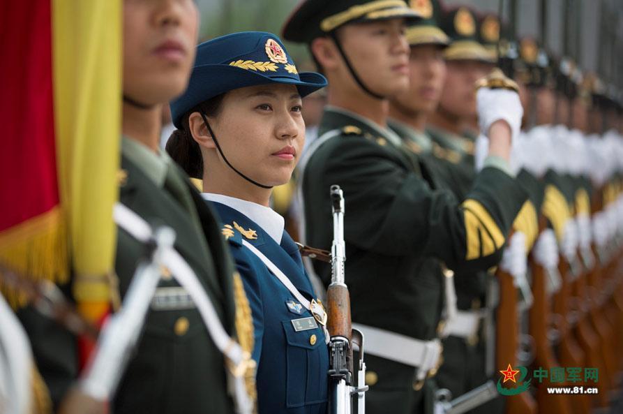 三軍儀仗隊(duì)女兵中隊(duì)，展現(xiàn)新時(shí)代巾幗英雄風(fēng)采，三軍儀仗隊(duì)女兵中隊(duì)，新時(shí)代巾幗英雄的風(fēng)采展現(xiàn)