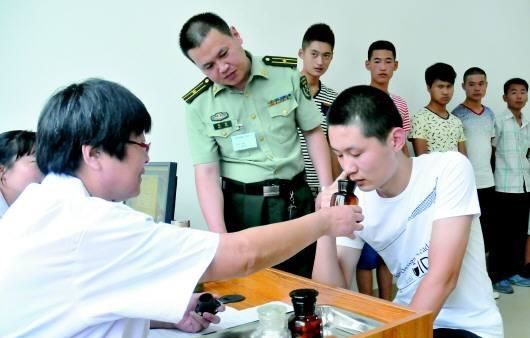 男兵體檢的尷尬圖，理解與尊重的重要性，男兵體檢中的尊重與理解的必要性，尷尬瞬間的思考