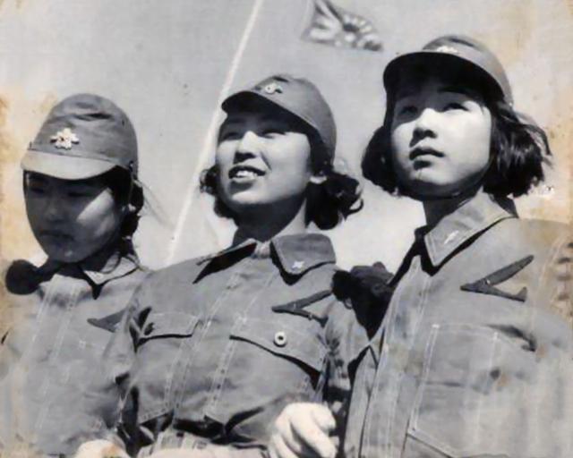 中國女兵敬禮圖片，展現(xiàn)力量與榮耀的象征，中國女兵敬禮，力量與榮耀的展現(xiàn)