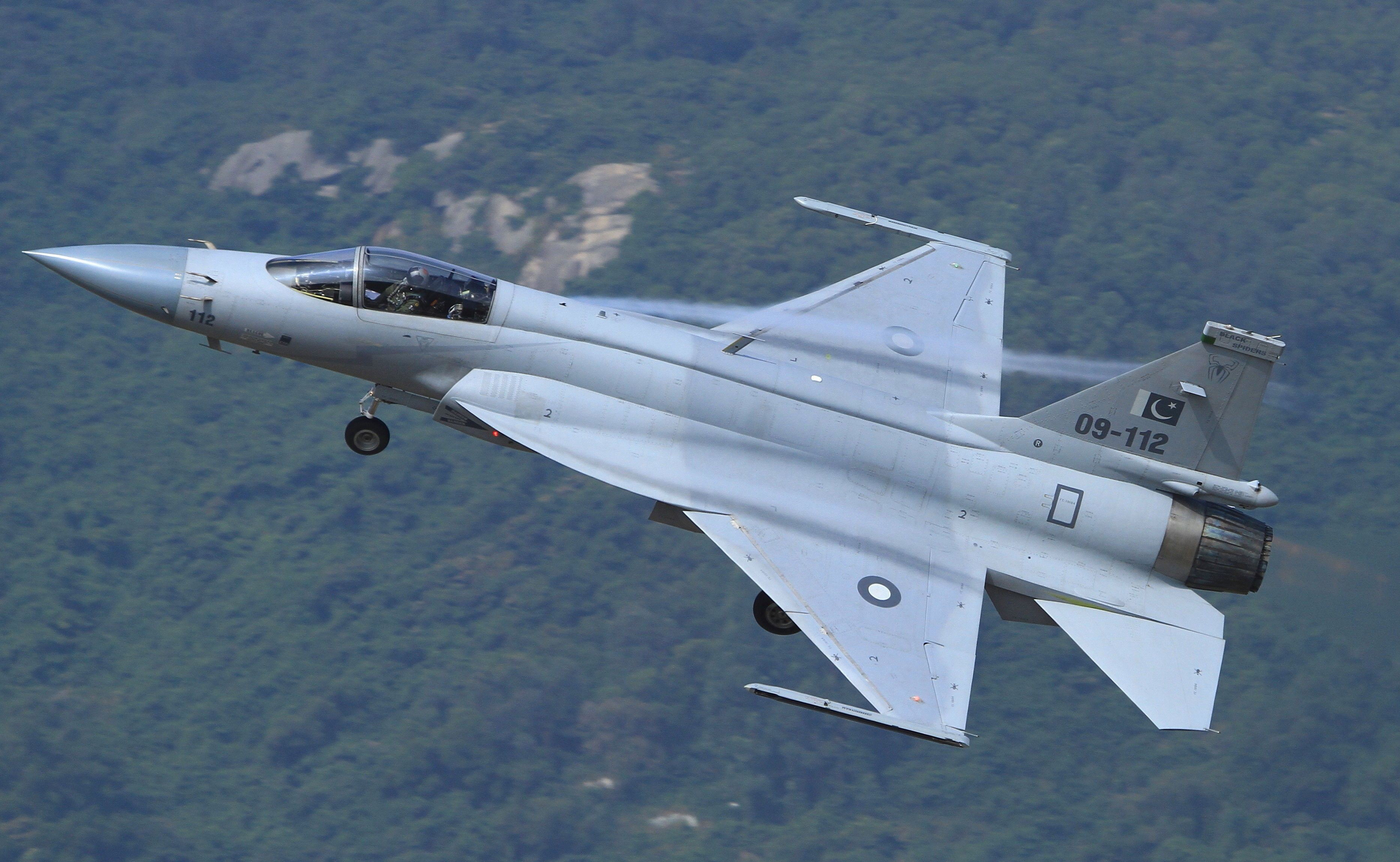 梟龍戰(zhàn)斗機(jī)圖片，展現(xiàn)中國(guó)空軍力量的驕傲，梟龍戰(zhàn)斗機(jī)風(fēng)采，中國(guó)空軍力量的驕傲圖片展示