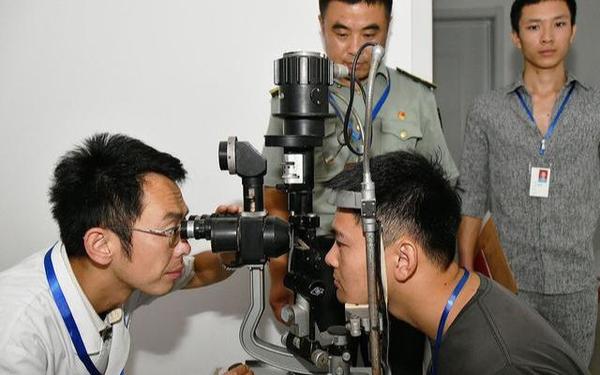軍校近視眼能否報考？解讀相關(guān)政策和注意事項，軍校近視眼報考政策解讀及注意事項指南