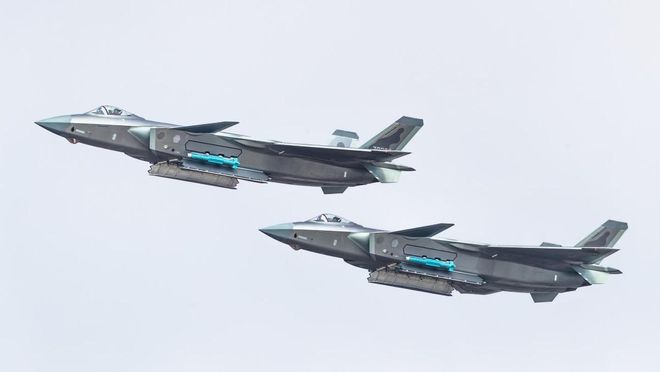 揭秘殲-20圖片，中國五代戰(zhàn)機的卓越風采，揭秘殲-20五代戰(zhàn)機卓越風采，戰(zhàn)機實拍圖展示中國力量