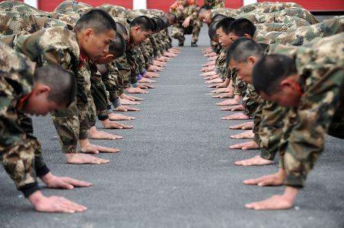 當(dāng)兵體力差會(huì)被退回來嗎？解析新兵體能訓(xùn)練的重要性與適應(yīng)性調(diào)整策略，新兵體能訓(xùn)練，適應(yīng)性調(diào)整策略與體能訓(xùn)練的重要性解析，體質(zhì)差會(huì)被退兵嗎？