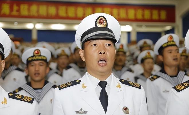 軍士長與軍官，職責(zé)、地位和差異解析，軍士長與軍官，職責(zé)、地位及差異深度解析