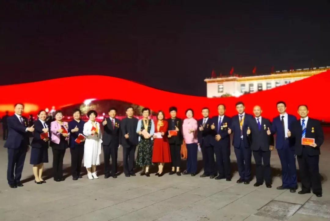 回顧歷史，見(jiàn)證輝煌——2019年國(guó)慶閱兵視頻，回顧歷史輝煌，見(jiàn)證時(shí)代榮光——國(guó)慶閱兵盛典回顧視頻