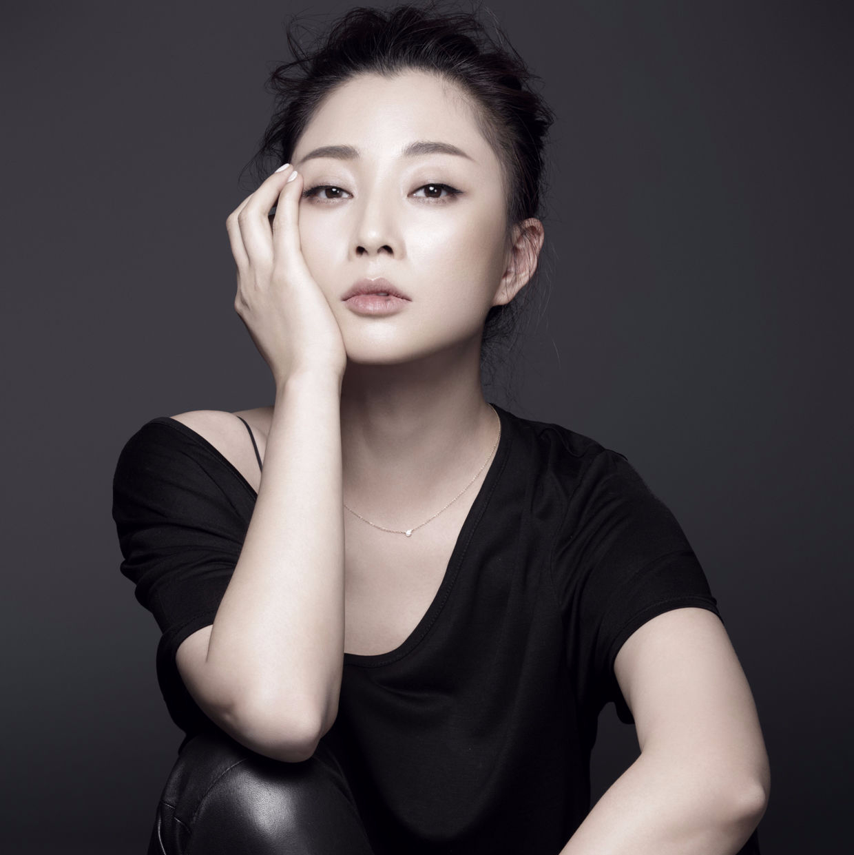殷桃，43歲的魅力不減，近照展現(xiàn)歲月優(yōu)雅，殷桃，43歲魅力依舊，歲月雕琢優(yōu)雅近照展現(xiàn)風(fēng)采