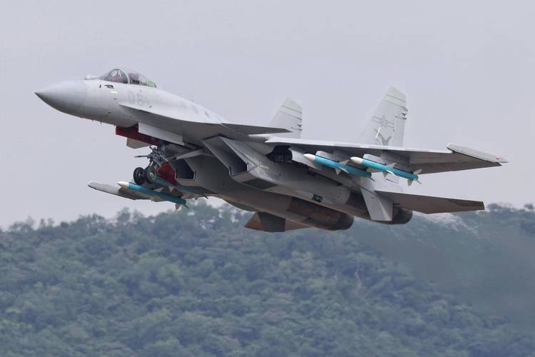 殲-15T，新一代艦載戰(zhàn)斗機的優(yōu)勢與挑戰(zhàn)，殲-15T新一代艦載戰(zhàn)斗機的優(yōu)勢與挑戰(zhàn)解析