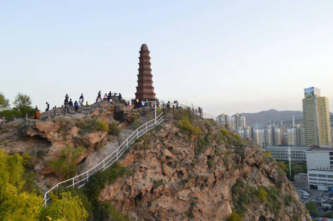 烏魯木齊市內(nèi)必去景點，深度探索新疆的魅力首府，烏魯木齊深度游，探索新疆魅力首府必去景點