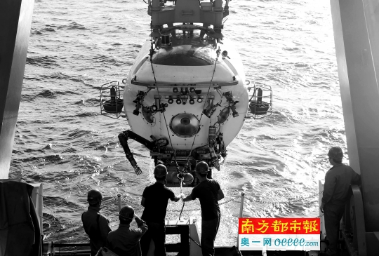 蛟龍?zhí)枬撍畣T嚇瘋事件，深度探究背后的真相，蛟龍?zhí)枬撍畣T嚇瘋事件背后的真相深度探究