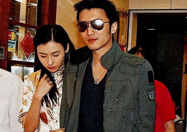 謝霆鋒去醫(yī)院探望張柏芝，星光下的暖心瞬間，謝霆鋒暖心探視張柏芝，星光下的關(guān)懷瞬間