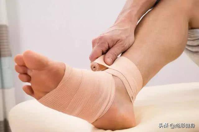 腳崴了腳側(cè)面鼓個包怎么辦？——全方位指南，腳崴后側(cè)面出現(xiàn)鼓包怎么辦？全方位指南幫你解決煩惱！