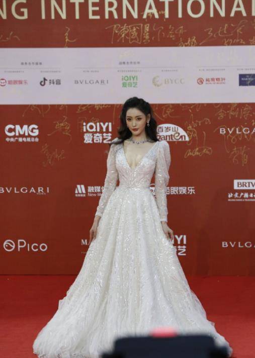 張?zhí)鞇坨U空禮服，時(shí)尚魅力與優(yōu)雅風(fēng)采的完美融合，張?zhí)鞇坨U空禮服，時(shí)尚魅力與優(yōu)雅風(fēng)采的璀璨展現(xiàn)