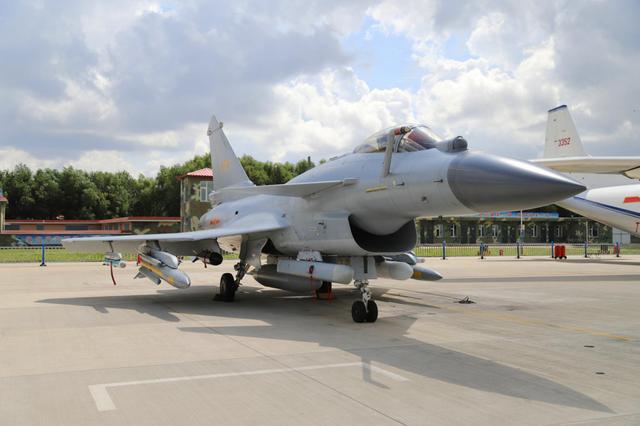 殲10B與殲10C的區(qū)別是什么？深度解析兩款戰(zhàn)斗機的差異，殲10B與殲10C的差異深度解析，兩款戰(zhàn)斗機的對比與對比