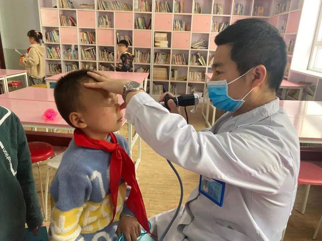 小學(xué)生簡(jiǎn)短小新聞，校園內(nèi)外的精彩瞬間，小學(xué)生校園內(nèi)外的精彩瞬間，簡(jiǎn)短小新聞匯總