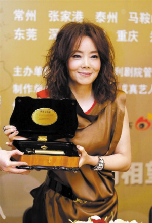 辛?xí)早鱾€人資料照片，深度了解一位才華橫溢的藝術(shù)家，辛?xí)早鳎湃A橫溢的藝術(shù)家個人資料與照片揭秘