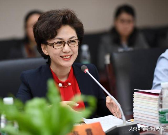 海霞個人簡歷——一位杰出人才的成長歷程，海霞的成長歷程，一位杰出人才的奮斗與成就