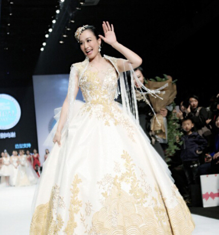 明星走秀曝光名場(chǎng)面，時(shí)尚潮流的盛宴，明星時(shí)尚盛宴，名場(chǎng)面走秀與潮流盛宴的璀璨風(fēng)采