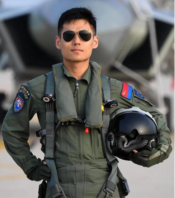 揭秘殲二零戰(zhàn)斗機(jī)的卓越性能與獨(dú)特優(yōu)勢，揭秘殲二零戰(zhàn)斗機(jī)的卓越性能與獨(dú)特優(yōu)勢，空中霸主的力量解析