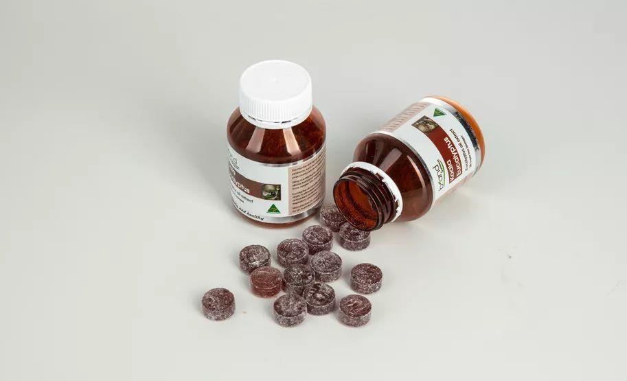 感覺喉嚨壁上粘了東西，原因、處理方法與預(yù)防建議，喉嚨不適解析，粘物感、成因、應(yīng)對及預(yù)防建議