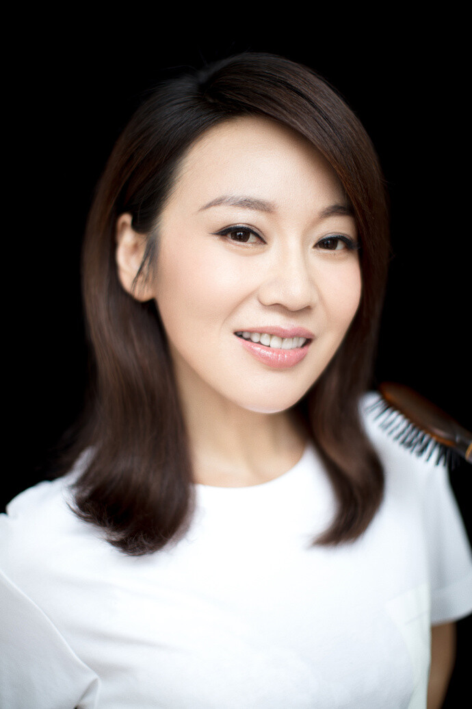 閆妮個(gè)人簡介，閆妮，演藝之路的個(gè)人簡介