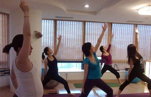 關(guān)曉彤十個(gè)月懷孕照片，熱議背后的真相探索，關(guān)曉彤懷孕熱議背后的真相探索，十個(gè)月孕期照片揭秘