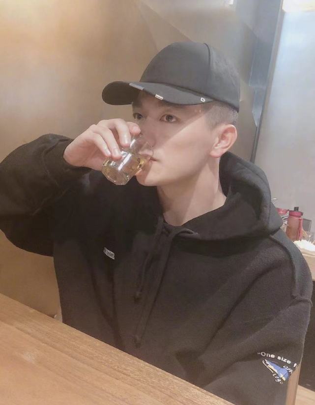 張馨予曬與丈夫結(jié)婚三周年照片，愛情的美好見證與持久不衰的幸福感，張馨予結(jié)婚三周年甜蜜照，愛情的美好見證與幸福持久不衰