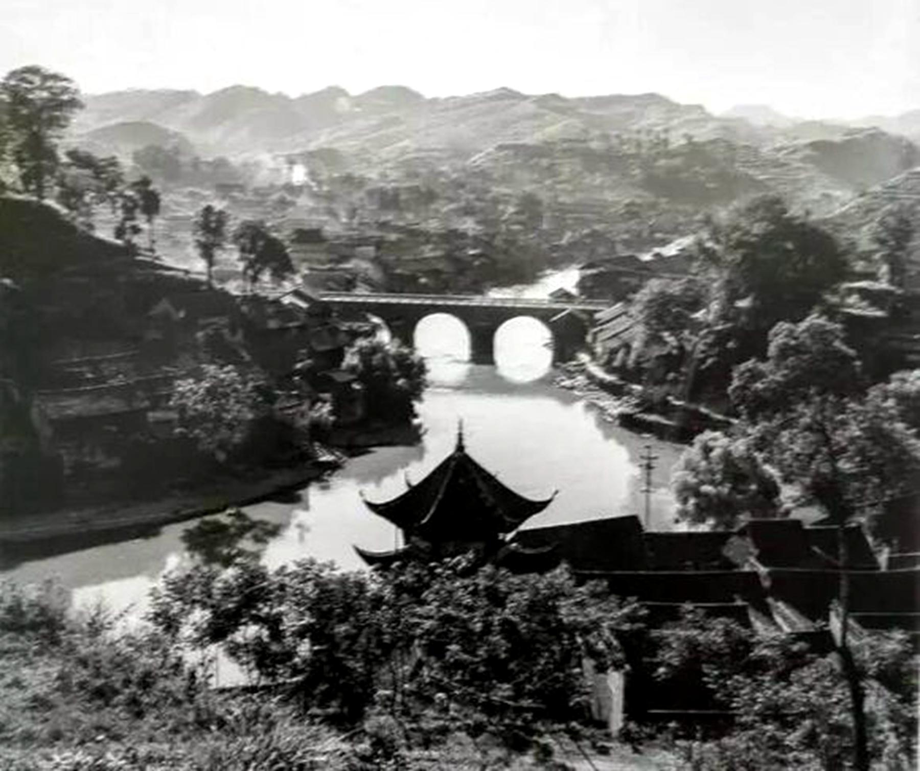 鳳凰古城旅游攻略，探索神秘鳳凰古城的地理位置與魅力，鳳凰古城旅游攻略，揭秘古城地理位置與獨(dú)特魅力