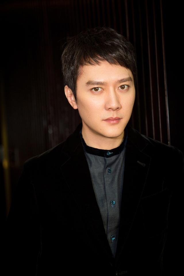 馮紹峰個(gè)人簡(jiǎn)歷資料家境深度解析，馮紹峰個(gè)人背景及家境深度解析