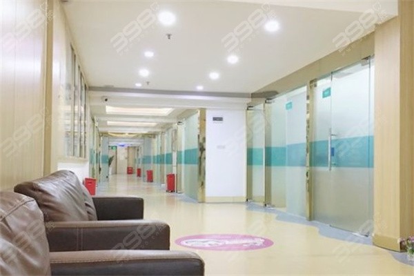 牙齒縫隙有黑黑的摳不下來(lái)——原因解析與應(yīng)對(duì)策略，牙齒縫隙黑漬難除，原因分析及應(yīng)對(duì)方法