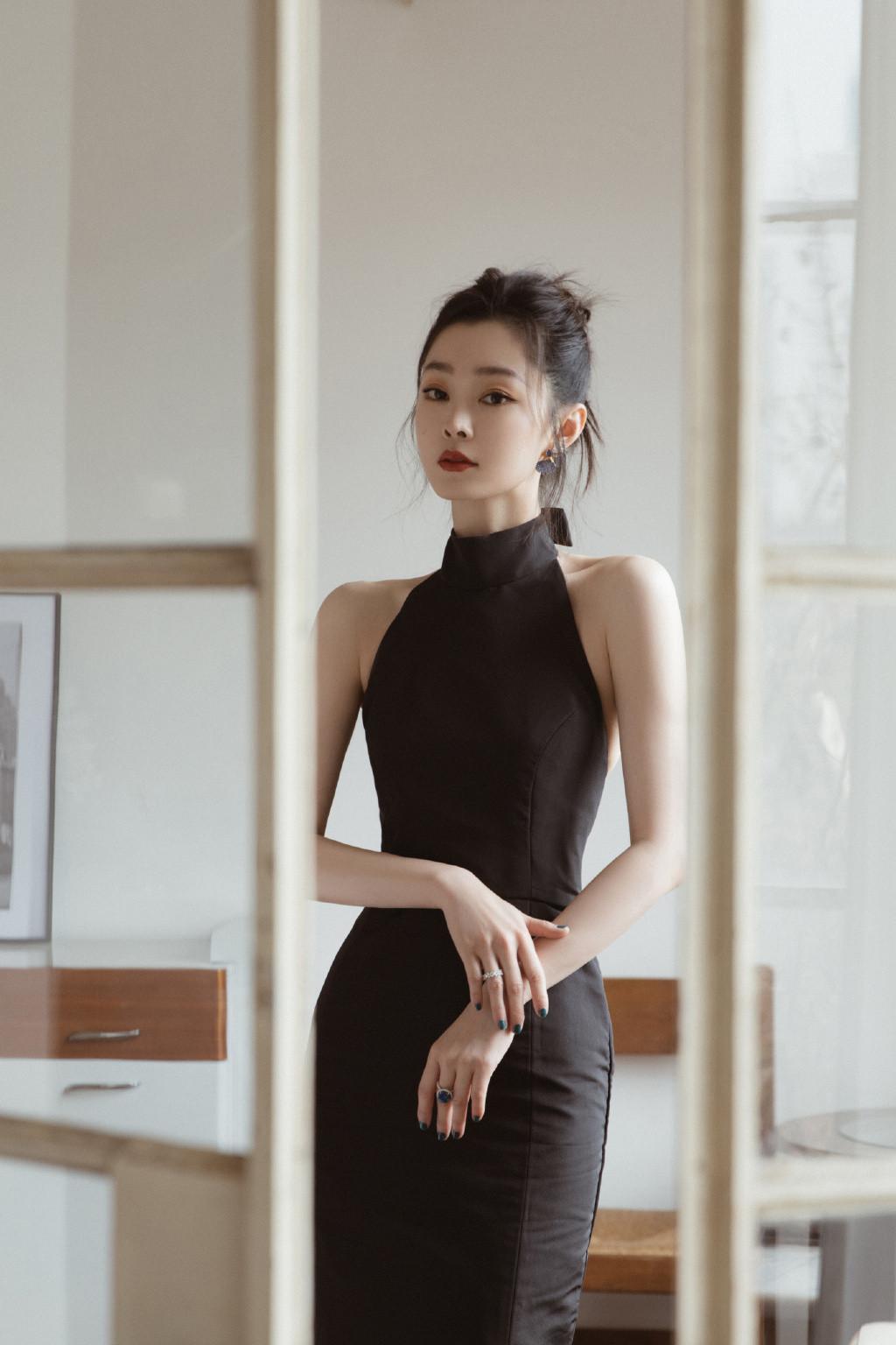 劉亦菲微博之夜禮服，璀璨奪目，盡顯優(yōu)雅風(fēng)采，劉亦菲微博之夜禮服，璀璨展現(xiàn)優(yōu)雅風(fēng)采