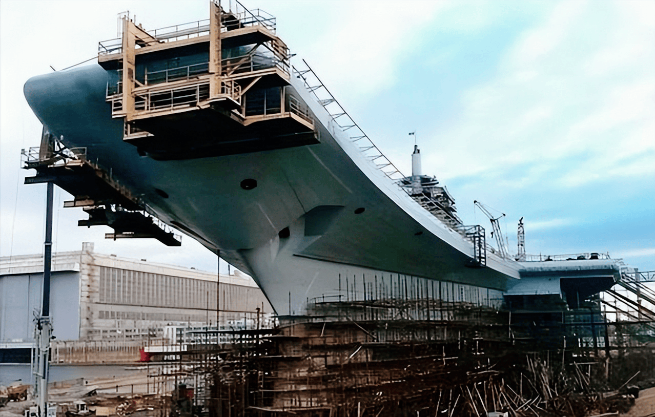 關(guān)于山東航母是否斷成了兩節(jié)的真相探討，山東航母斷成兩節(jié)真相探討，揭秘傳聞背后的真相