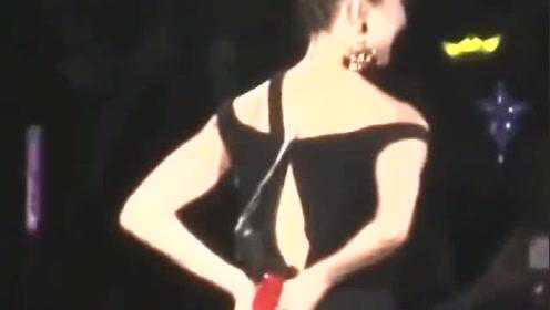 明星演出遭遇尷尬瞬間，衣服突然掉落揭秘，明星演出尷尬瞬間，衣物意外掉落背后的故事