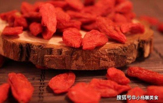 六種人不宜食用枸杞——深入了解枸杞的適用人群，六種人群需慎食枸杞，深入了解枸杞適用人群限制