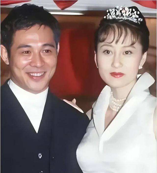李連杰個人資料及妻子揭秘，李連杰個人生活揭秘，妻子背景大揭秘