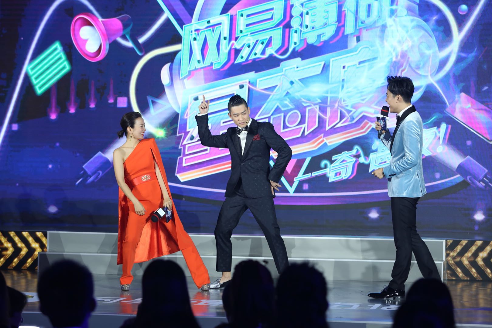 國內(nèi)最新娛樂新聞，聚焦熱點，揭秘明星背后的故事，揭秘明星背后的故事，國內(nèi)娛樂新聞熱點聚焦