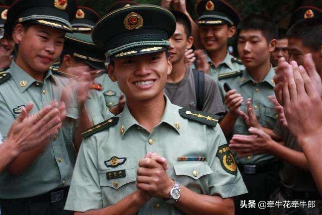 當(dāng)兵，大一去還是大二去好？，關(guān)于大學(xué)生入伍時(shí)機(jī)，大一去當(dāng)兵還是大二去當(dāng)兵？