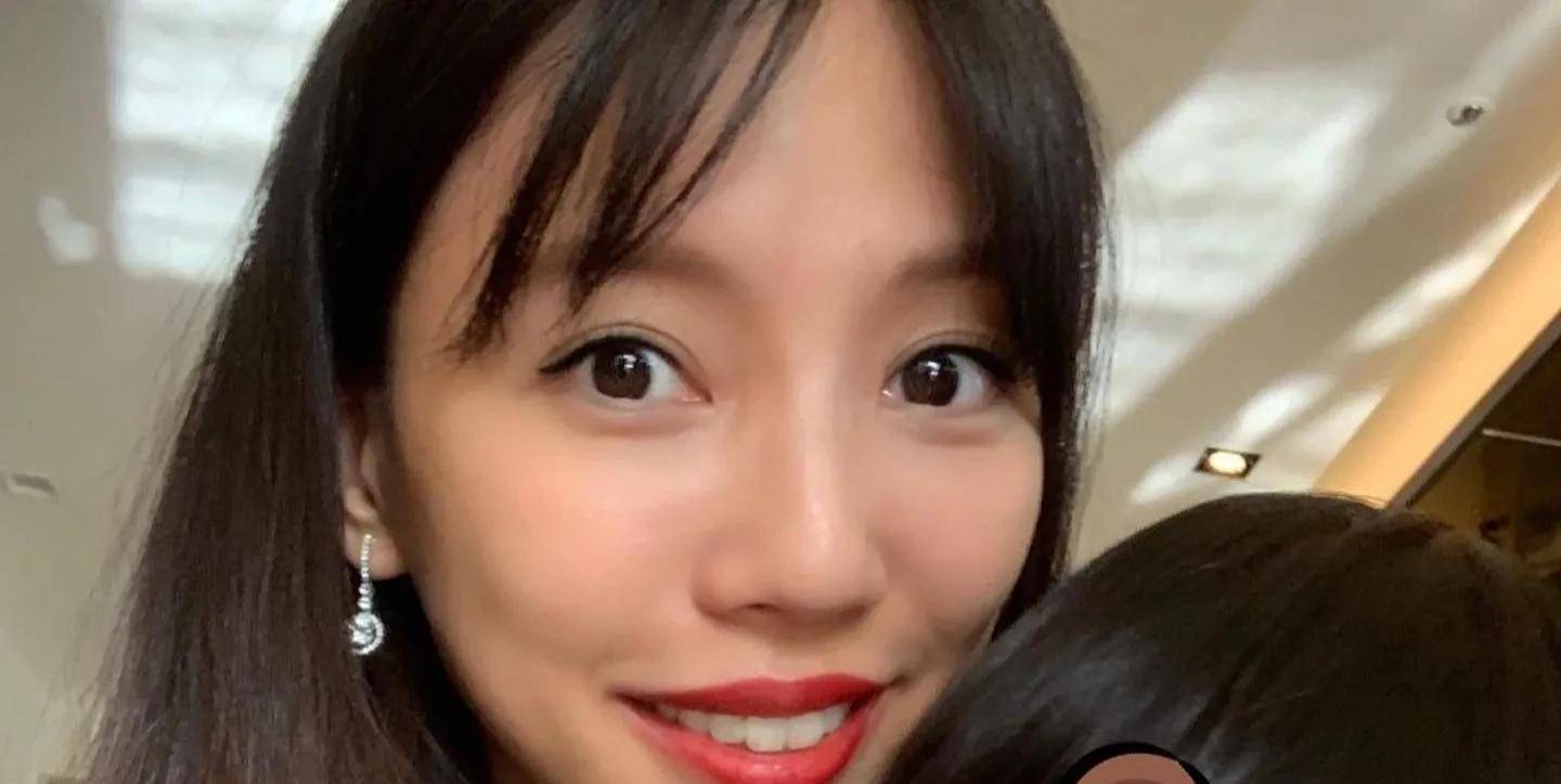 李靚蕾近照，時光中的優(yōu)雅與魅力再現(xiàn)，李靚蕾近照，時光雕琢的優(yōu)雅與魅力風(fēng)采