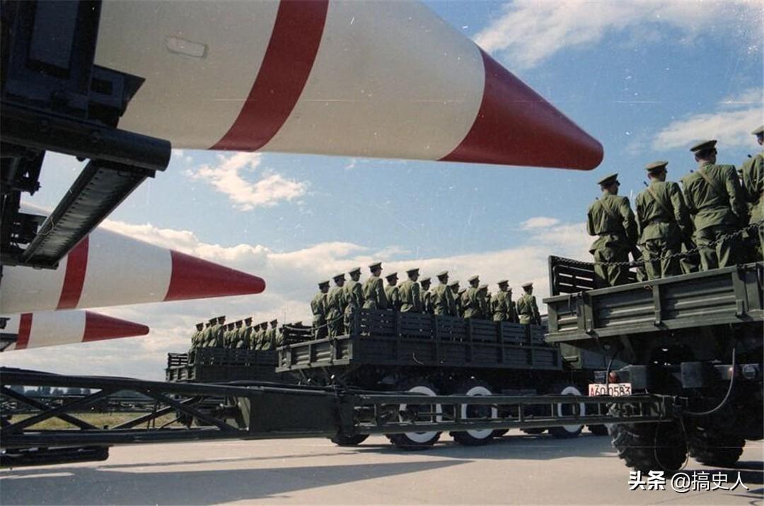 重溫歷史瞬間，1984年國慶閱兵回顧，重溫歷史瞬間，回顧1984年國慶閱兵盛典